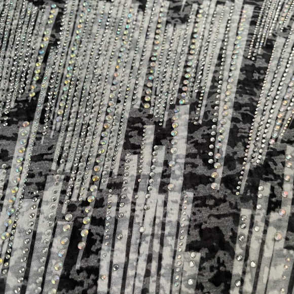 EUC rhinestone embellished dolmen sleeve gray and white top size small - Picture 5 of 6